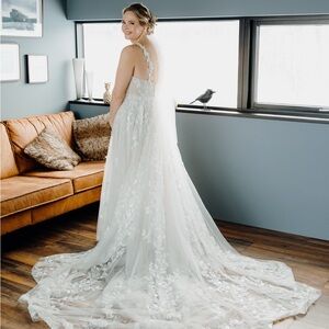 Elegant White Lace Wedding Dress